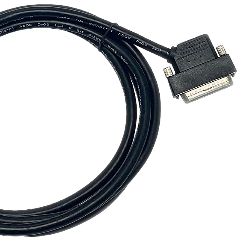 نمای نزدیک از کابل متصل به رایانه