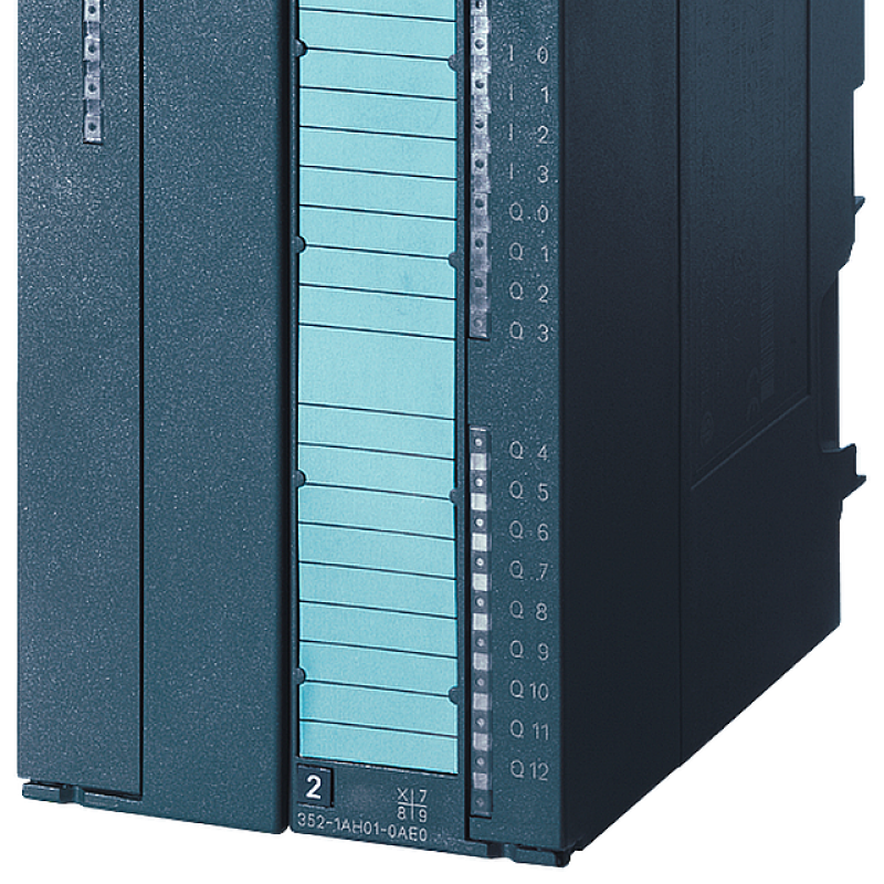 نمای نزدیک از یک دستگاه آبی و مشکی با پس زمینه سیاه