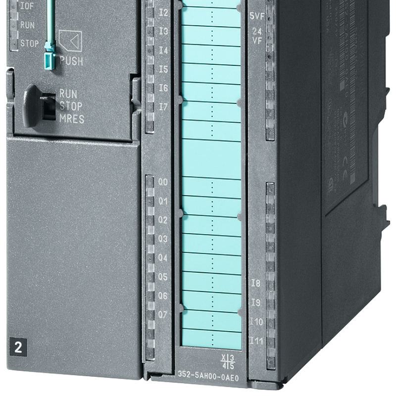نمای نزدیک از دستگاهی با دکمه آبی در جلو