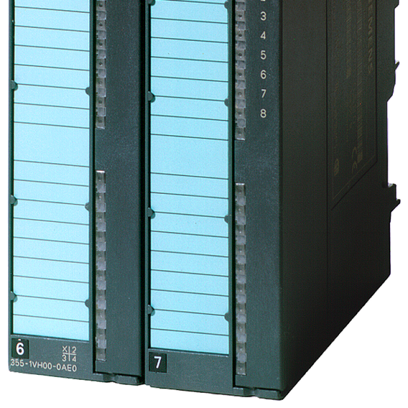 نمای نزدیک از یک جعبه سیاه با برچسب آبی روی آن