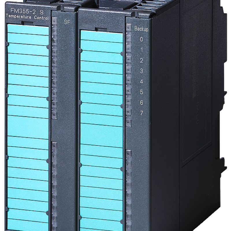 نمای نزدیک از یک سرور سه لایه با برچسب های آبی