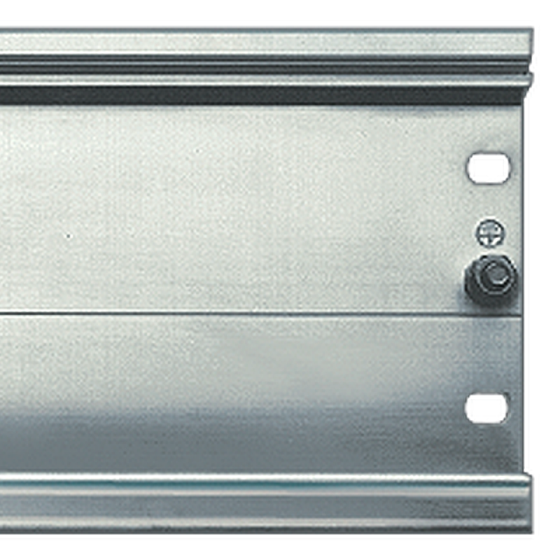 یک درب فلزی با دستگیره روی آن وجود دارد