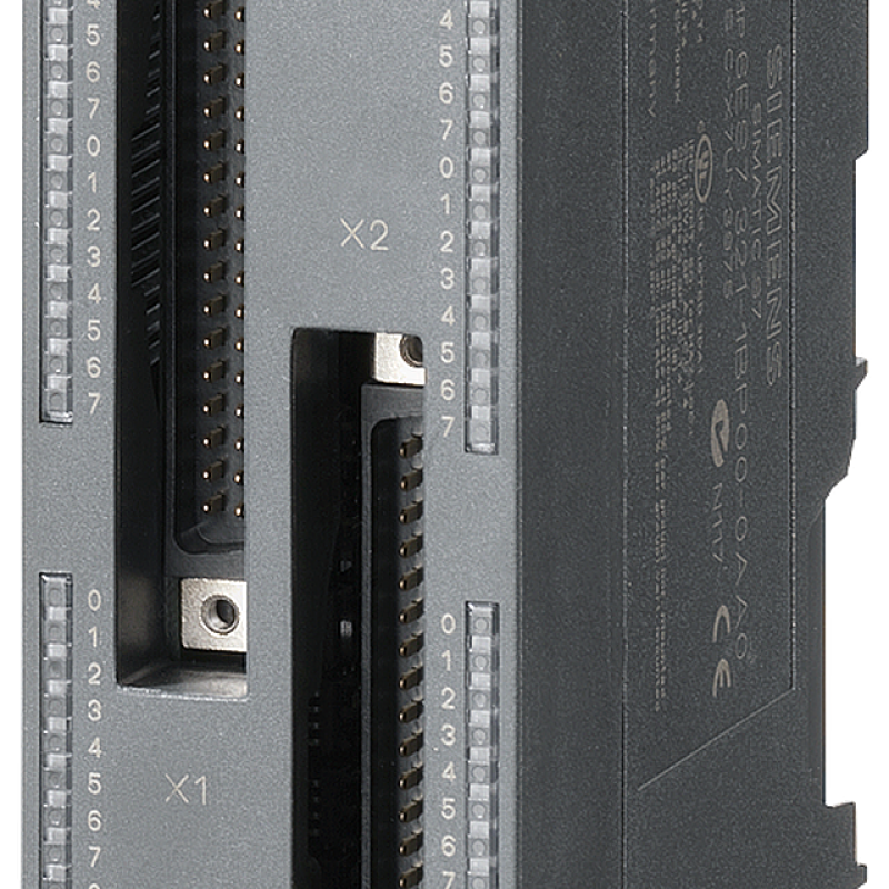 نمای نزدیک از یک واحد منبع تغذیه کامپیوتر با دو کابل