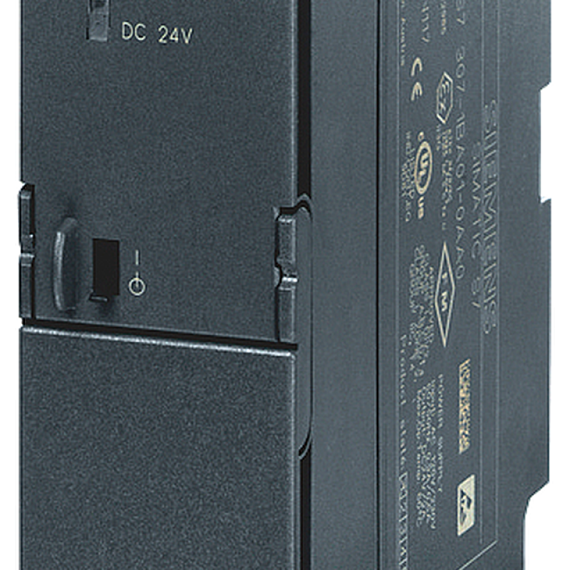 نمای نزدیک از یک منبع تغذیه با پس زمینه سیاه