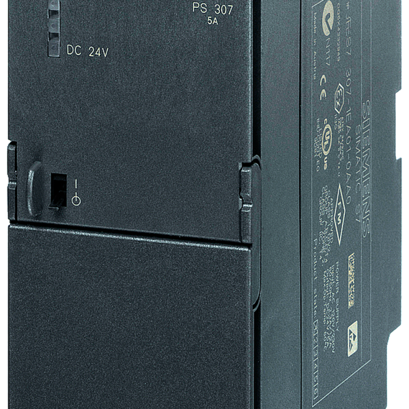 نمای نزدیک از یک منبع تغذیه مشکی با پس زمینه سیاه