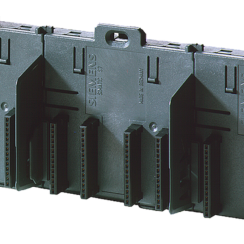 نمای نزدیک از یک گروه سه نفره از ترمینال در پس زمینه سیاه