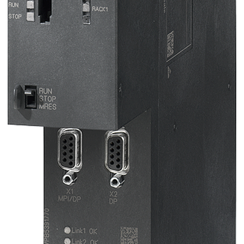 نمای نزدیک از یک سوئیچ در پس زمینه سیاه