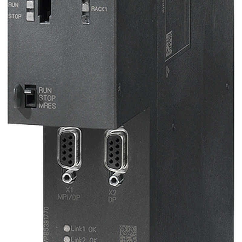 نمای نزدیک از یک سوئیچ روی جعبه سوئیچ با پس زمینه سیاه