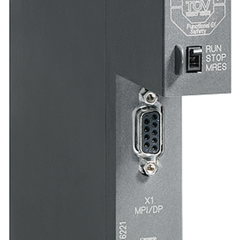 نمای نزدیک از یک سوئیچ روی جعبه سوئیچ با پس زمینه سیاه