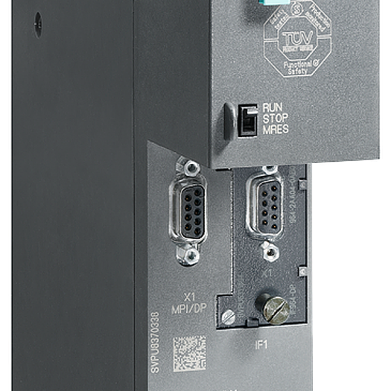 نمای نزدیک از یک سوئیچ روی جعبه سوئیچ با پس زمینه سیاه