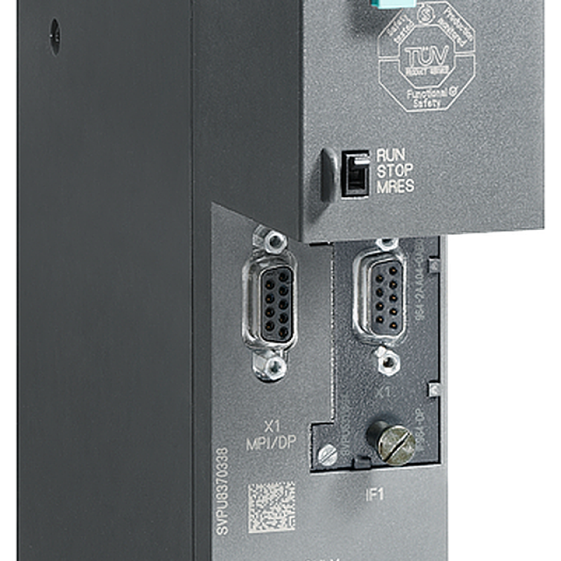 نمای نزدیک از یک سوئیچ روی جعبه سوئیچ با پس زمینه سیاه