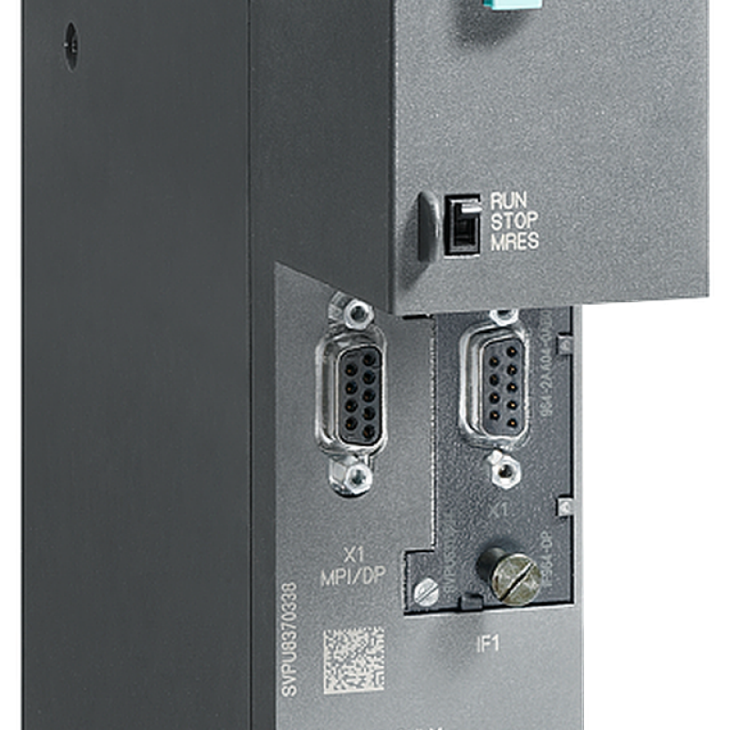 نمای نزدیک از یک سوئیچ روی جعبه سوئیچ با پس زمینه سیاه