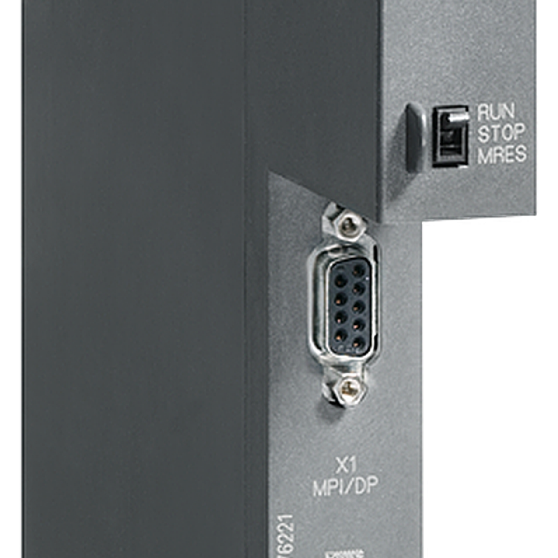 نمای نزدیک از یک سوئیچ روی جعبه سوئیچ با پس زمینه سیاه