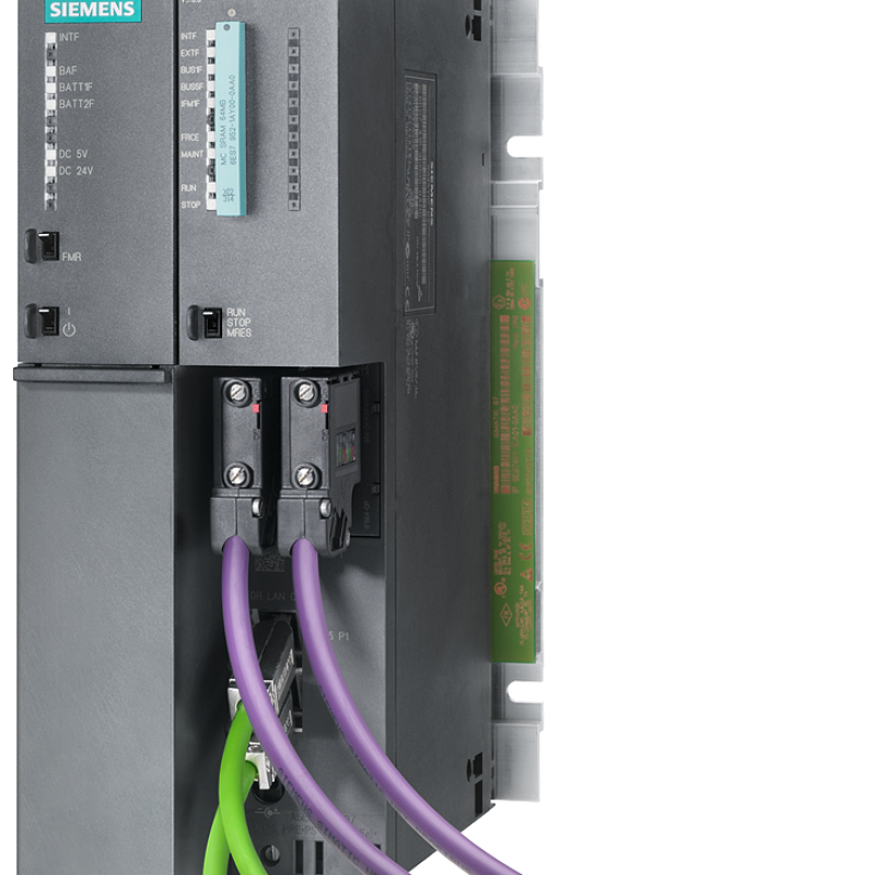 نمای نزدیک از یک سوئیچ روی صفحه سوئیچ با سیم سبز