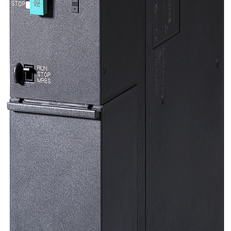 نمای نزدیک از یک منبع تغذیه مشکی با یک دکمه آبی