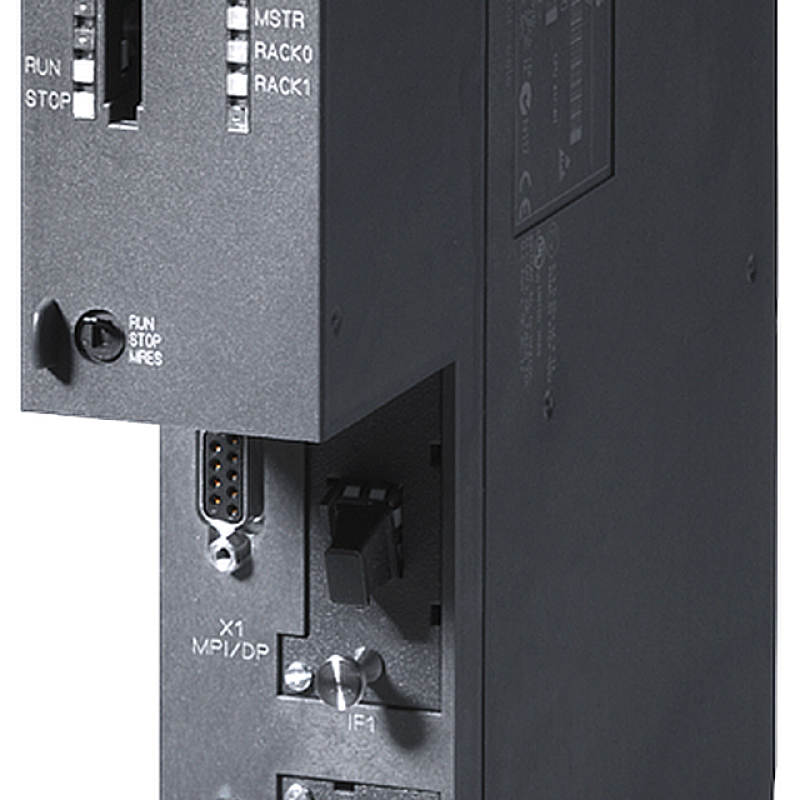 نمای نزدیک از یک سوئیچ روی جعبه سوئیچ با چندین سوئیچ