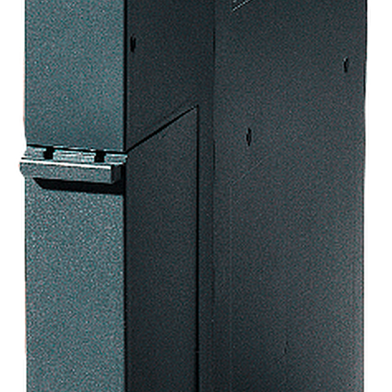 نمای نزدیک از یک کامپیوتر سیاه با پس زمینه سیاه