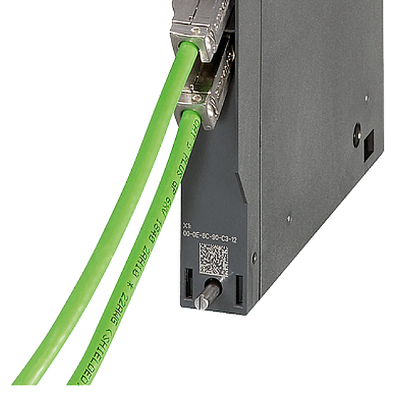 نمای نزدیک از یک کابل سبز متصل به یک سوئیچ