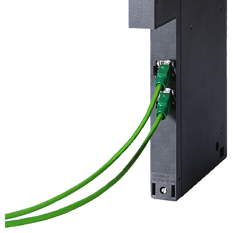 نمای نزدیک از یک کابل اترنت سبز متصل به یک دستگاه سیاه