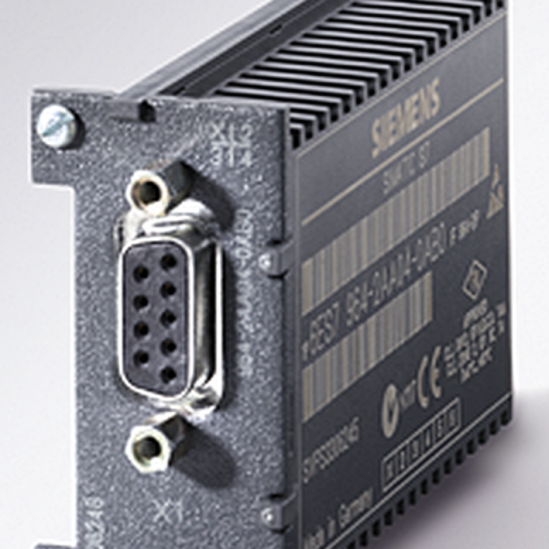 نمای نزدیک از یک واحد منبع تغذیه کامپیوتر با کابل