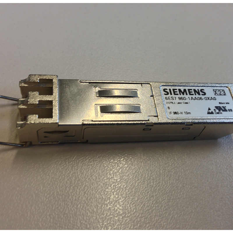 نمای نزدیک از یک دستگاه کوچک با یک آنتن