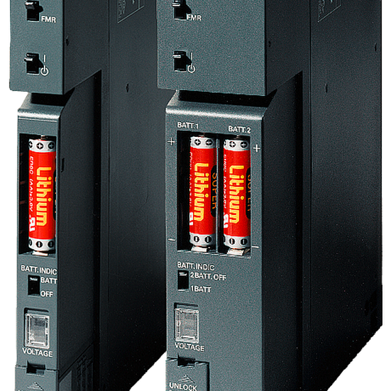 سه کلید صنعتی با چراغ قرمز روی هر یک از آنها