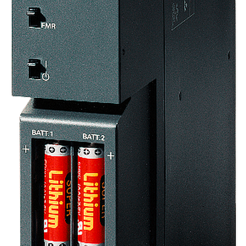 نمای نزدیک از یک سوئیچ روی جعبه سوئیچ با دو باتری