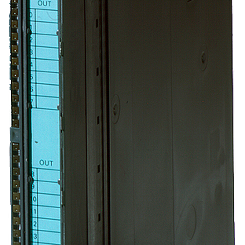 نمای نزدیک از یک دستگاه الکترونیکی سیاه با صفحه آبی