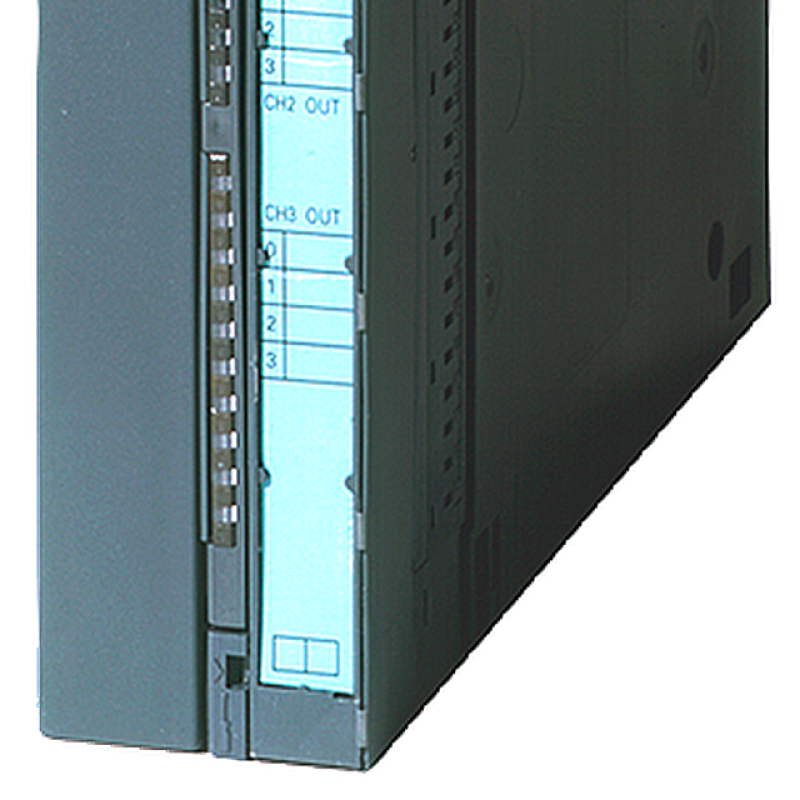 نمای نزدیک از یک کامپیوتر با یک صفحه نمایش بزرگ در کنار