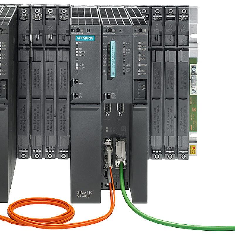 نمای نزدیک از دسته ای از سوئیچ های متصل به یک سیم سبز