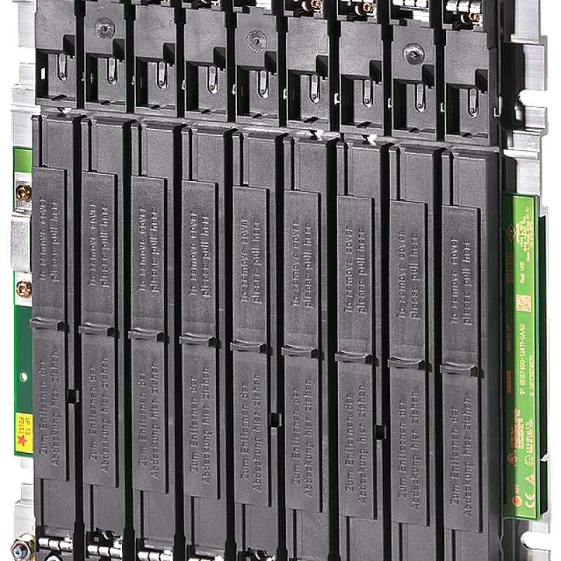 نمای نزدیک از دسته ای از قطعات الکترونیکی در پس زمینه سیاه