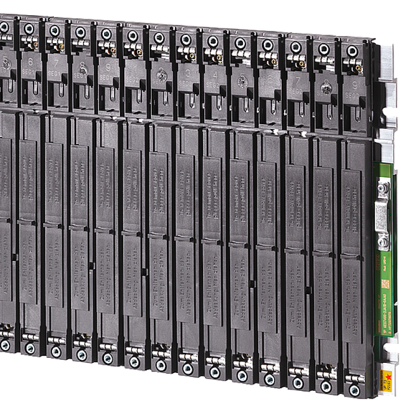 نمای نزدیک از یک رک سرورها با چندین پورت