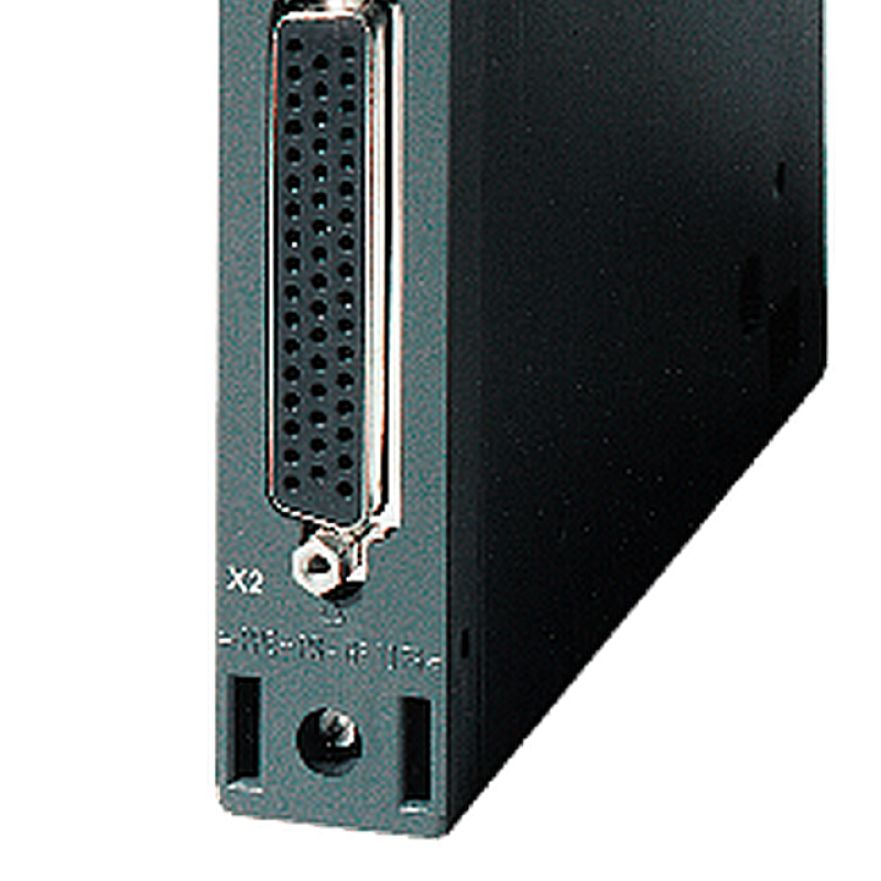 نمای نزدیک از یک کامپیوتر با دو پورت روی آن