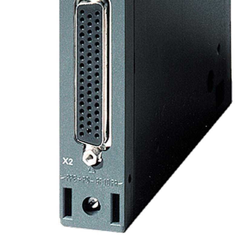 نمای نزدیک از یک دستگاه کامپیوتری با پس زمینه سیاه