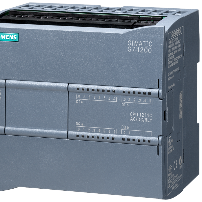 نمای نزدیک از یک سوئیچ سه فاز روی پس زمینه سفید