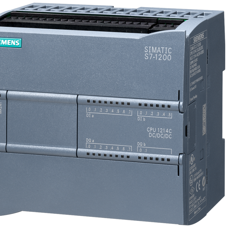 نمای نزدیک از یک سوئیچ سه فاز روی پس زمینه سفید