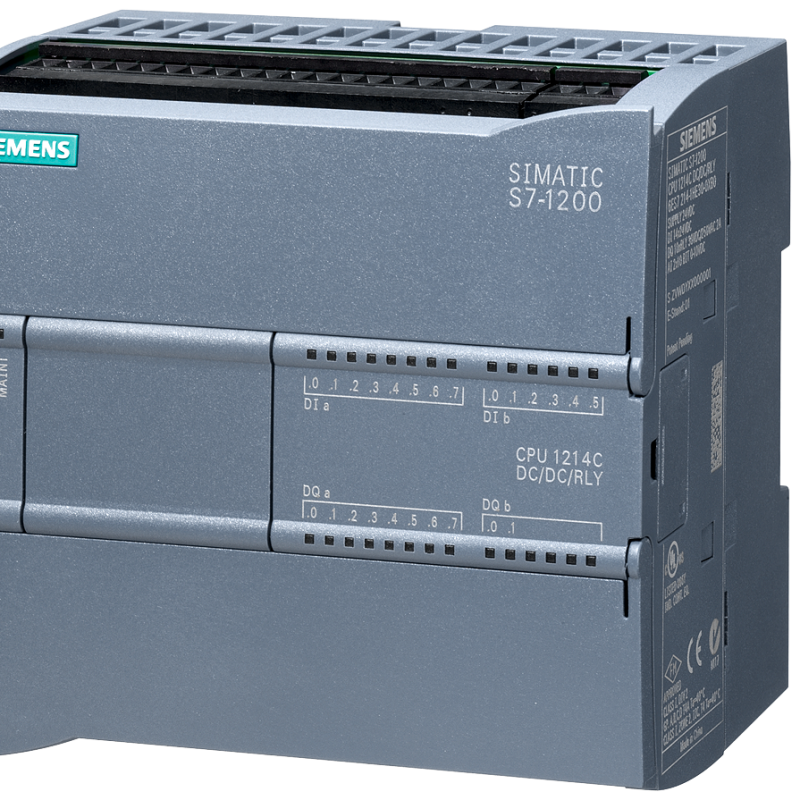 نمای نزدیک از یک سوئیچ سه فاز روی پس زمینه سفید