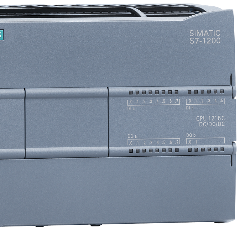 نمای نزدیک از یک سوئیچ سه فاز روی پس زمینه سفید