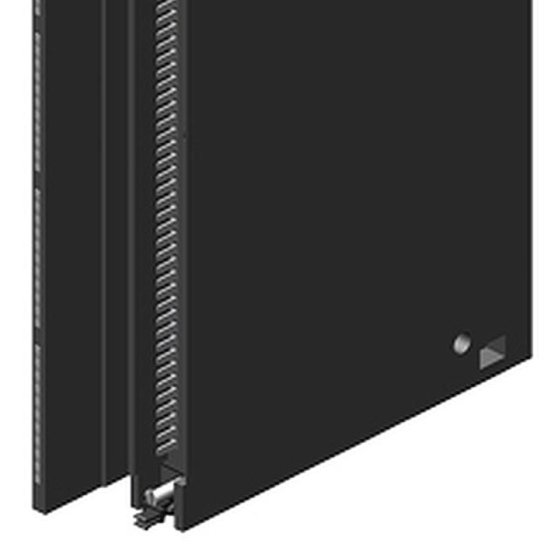 یک محفظه فلزی مشکی با یک قفل فلزی و یک قفل فلزی