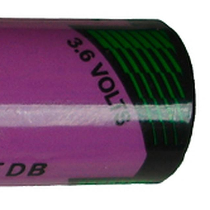 نمای نزدیک از باتری در پس زمینه سفید