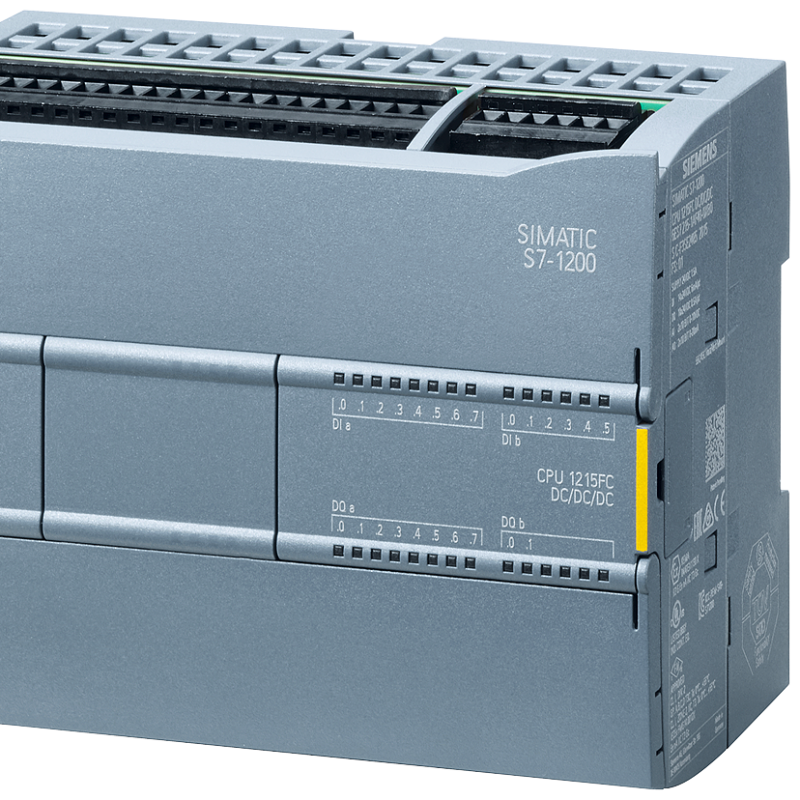 نمای نزدیک از یک سوئیچ سه فاز روی پس زمینه سفید