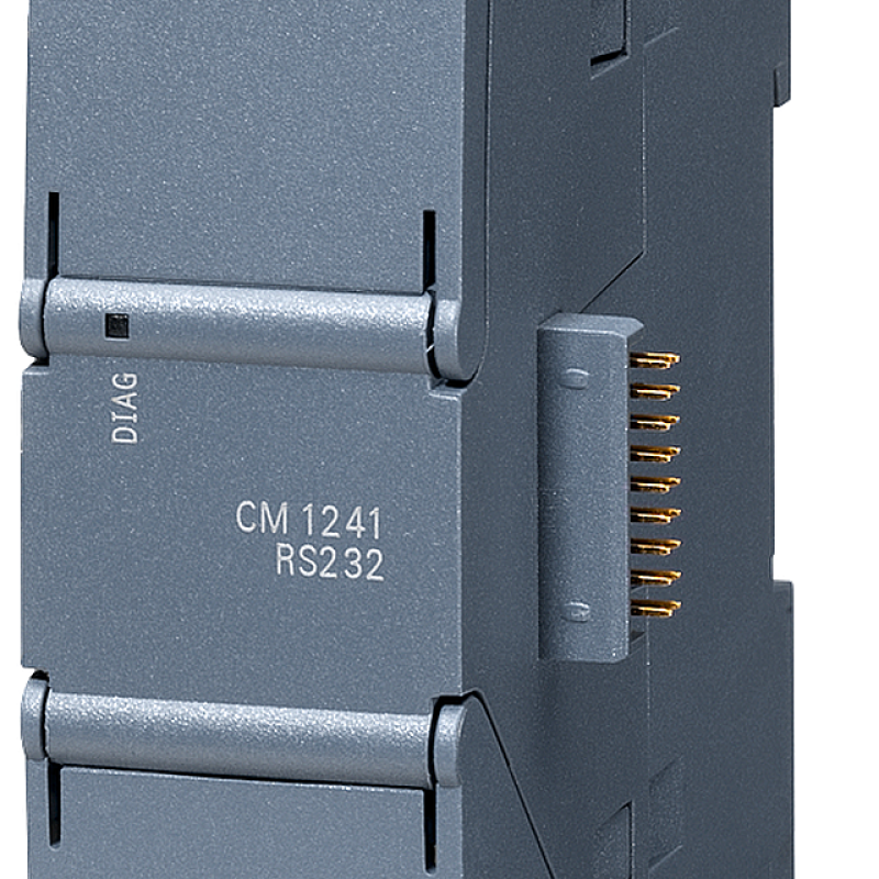 نمای نزدیک از یک منبع تغذیه خاکستری با پس زمینه سیاه