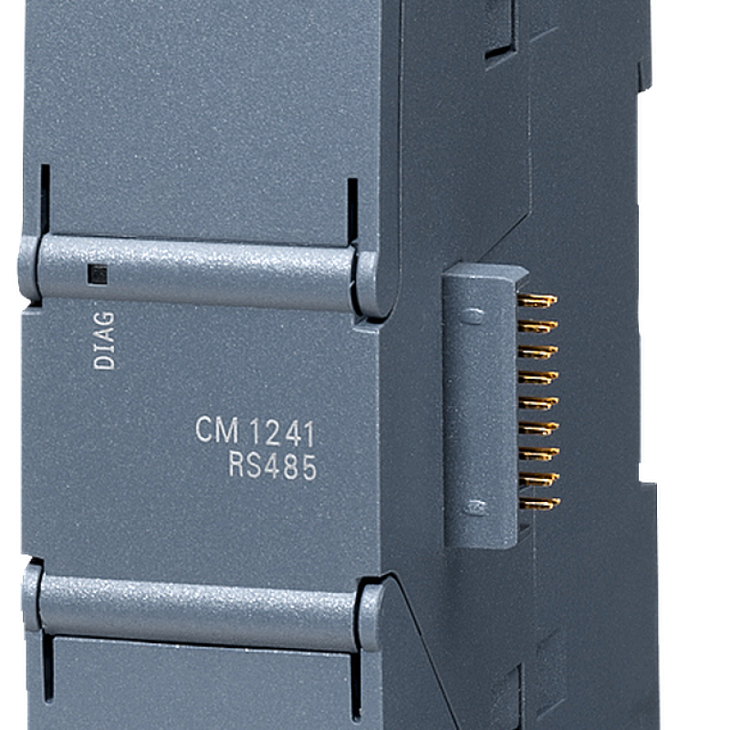 نمای نزدیک از یک منبع تغذیه خاکستری با پس زمینه سیاه