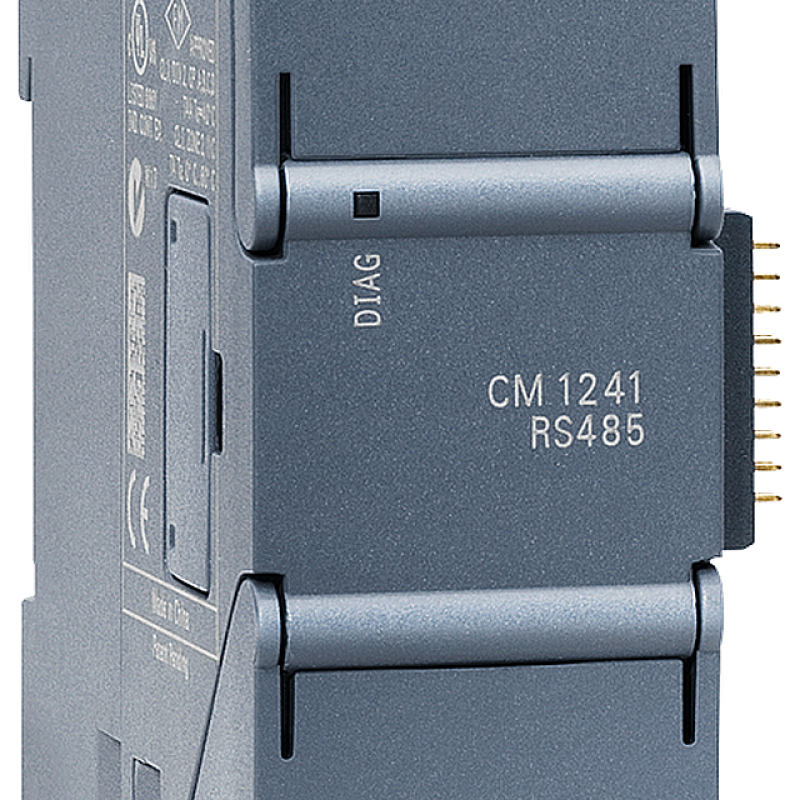 نمای نزدیک از یک منبع تغذیه خاکستری با پس زمینه سیاه