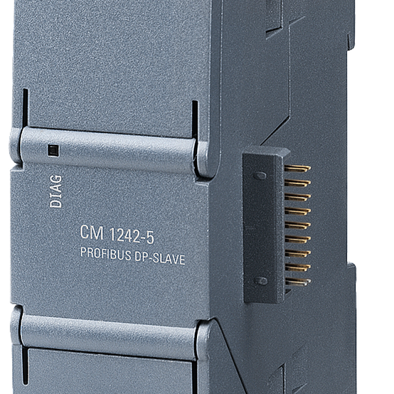 نمای نزدیک از یک منبع تغذیه خاکستری با پس زمینه سیاه