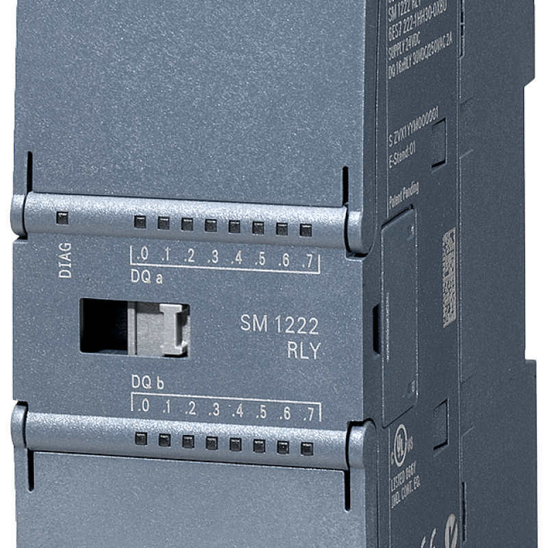 نمای نزدیک از یک سوئیچ سه فاز روی پس زمینه سفید