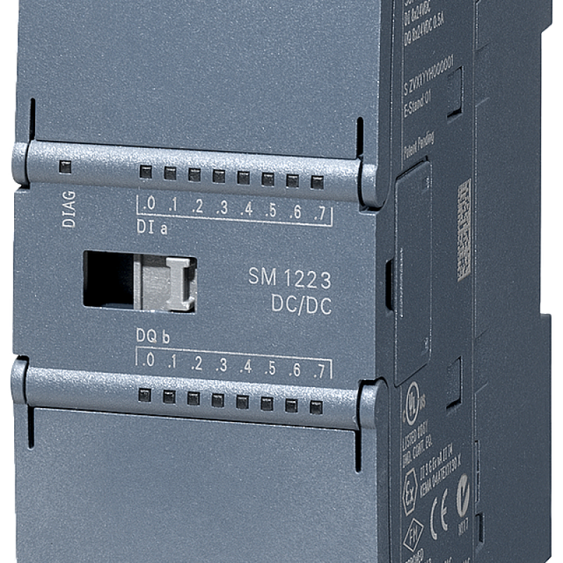 نمای نزدیک از یک سوئیچ سه فاز روی پس زمینه سفید