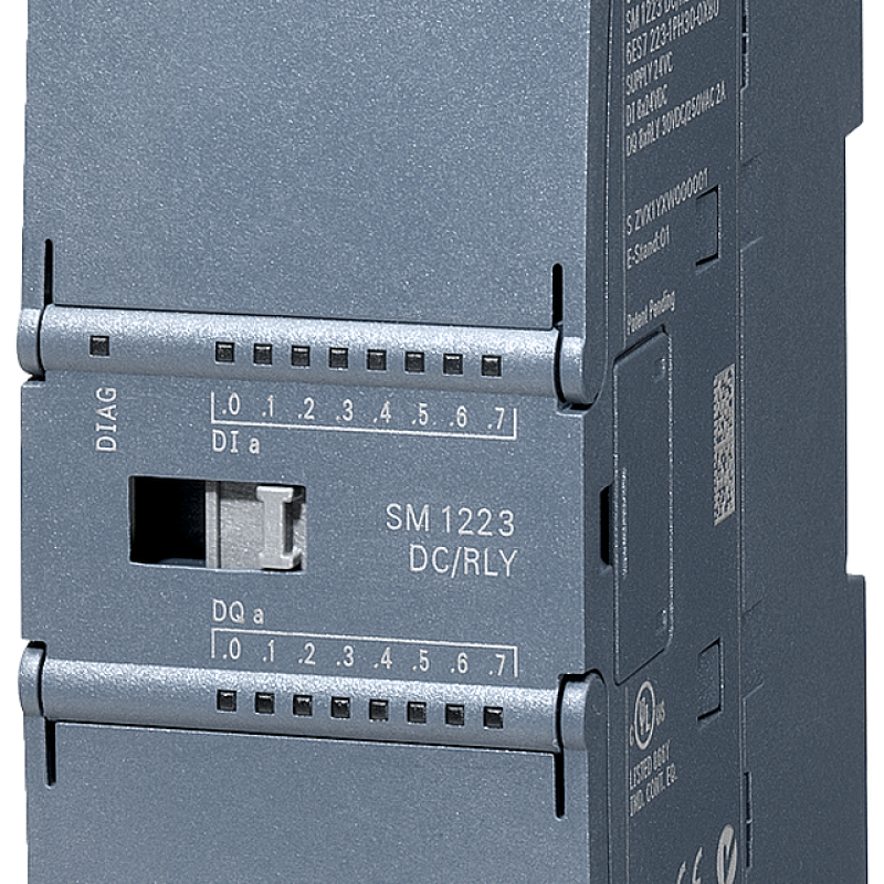 نمای نزدیک از یک سوئیچ روی جعبه سوئیچ با پس زمینه سیاه