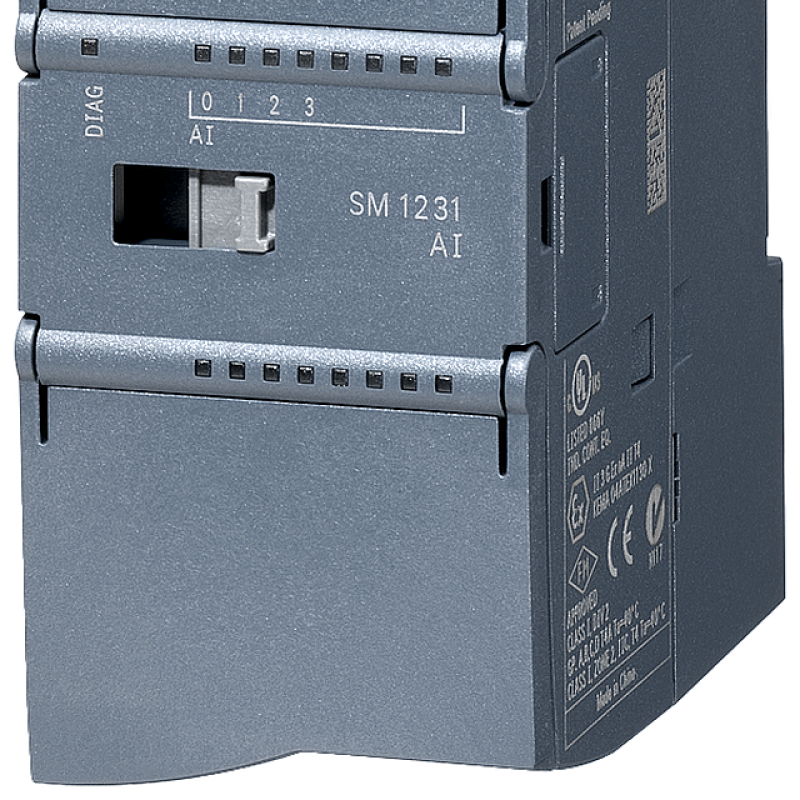 نمای نزدیک از یک سوئیچ سه فاز روی پس زمینه سفید