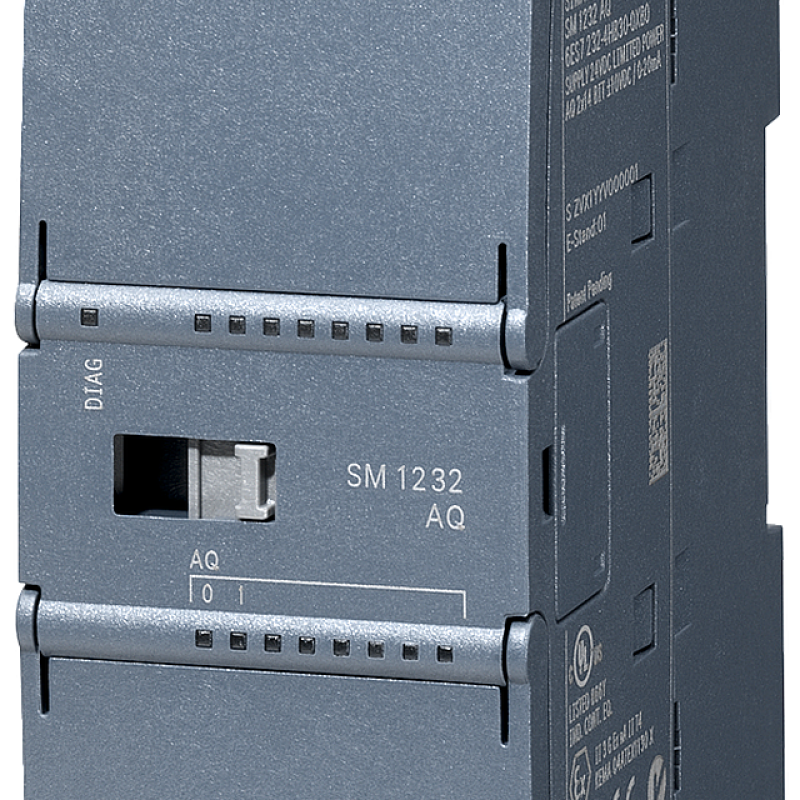 نمای نزدیک از یک واحد منبع تغذیه سه فاز با یک خروجی